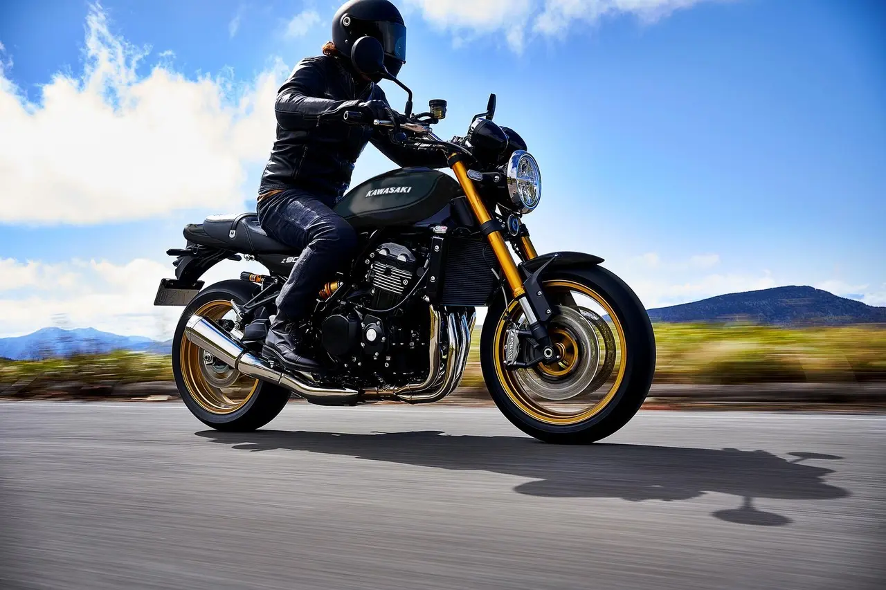 Kawasaki ZR 900NSFNN 25