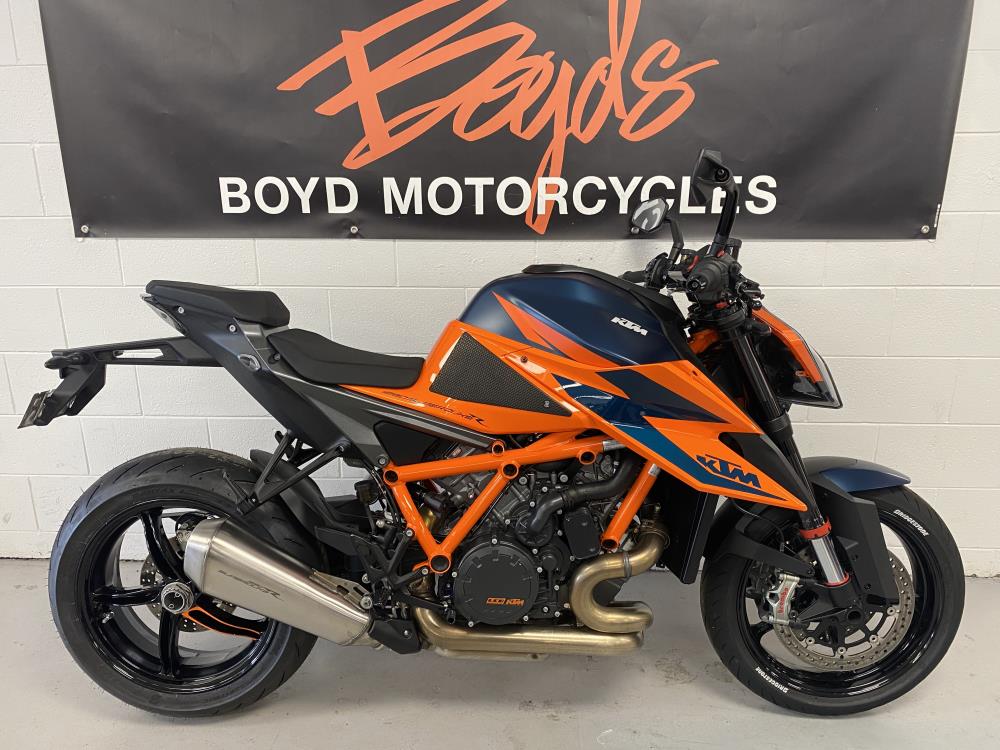 KTM 1290SUPER DUKE R 21