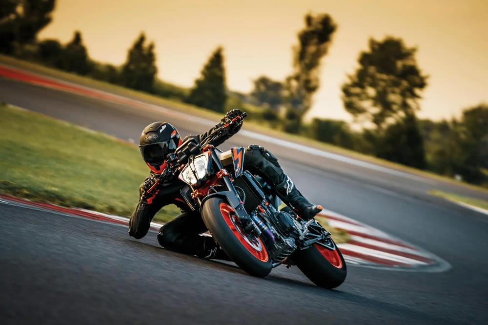 KTM 890DUKE R 23