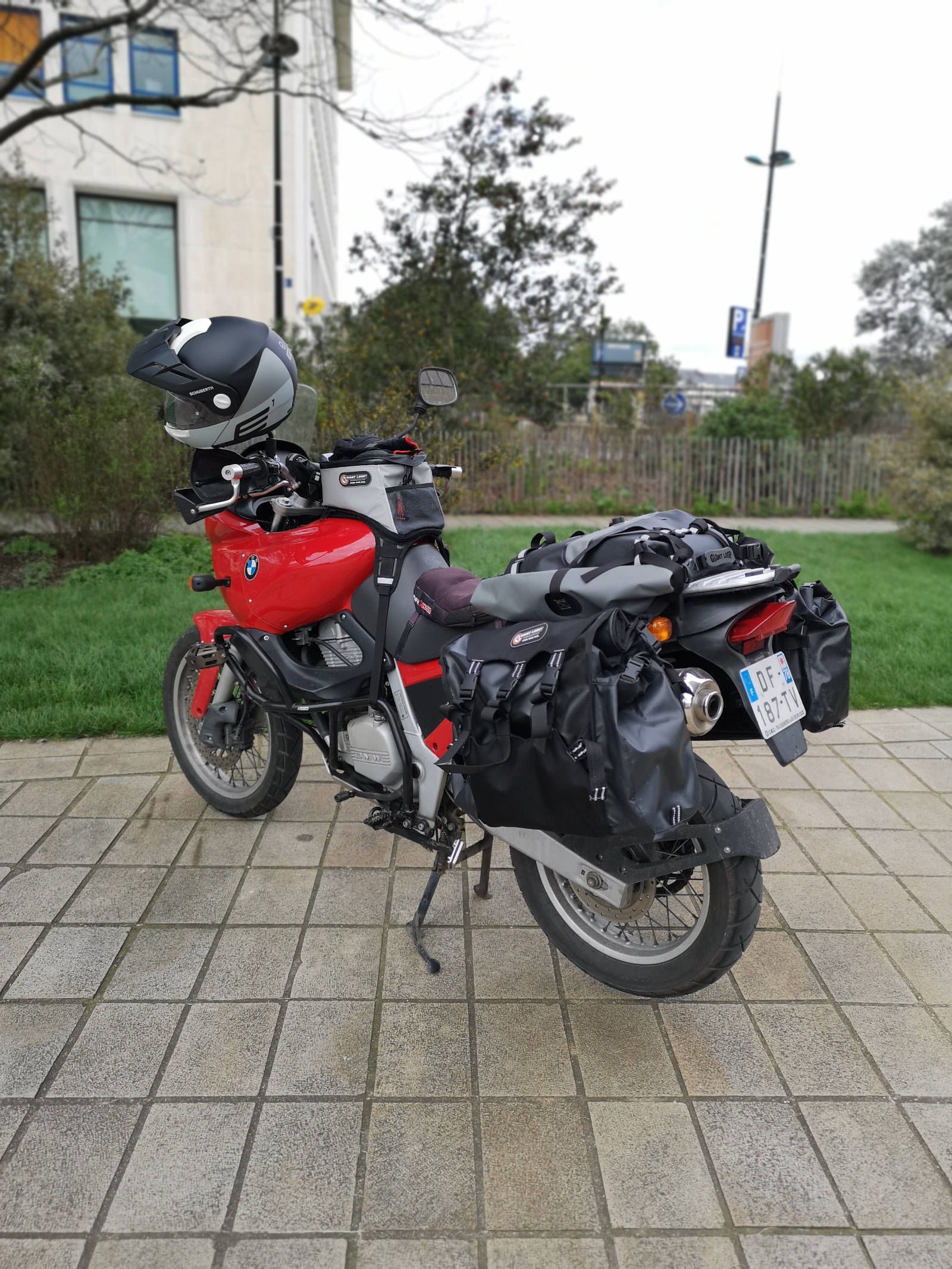 Giant Loop Round the World Panniers Black - Image 5